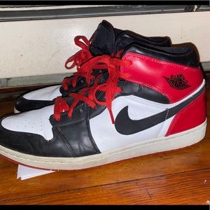 Air Jordan 1 Mid (red/black/white colorway)